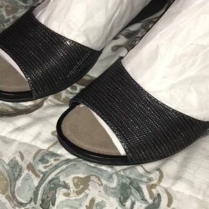 Earth Black heeled sandals